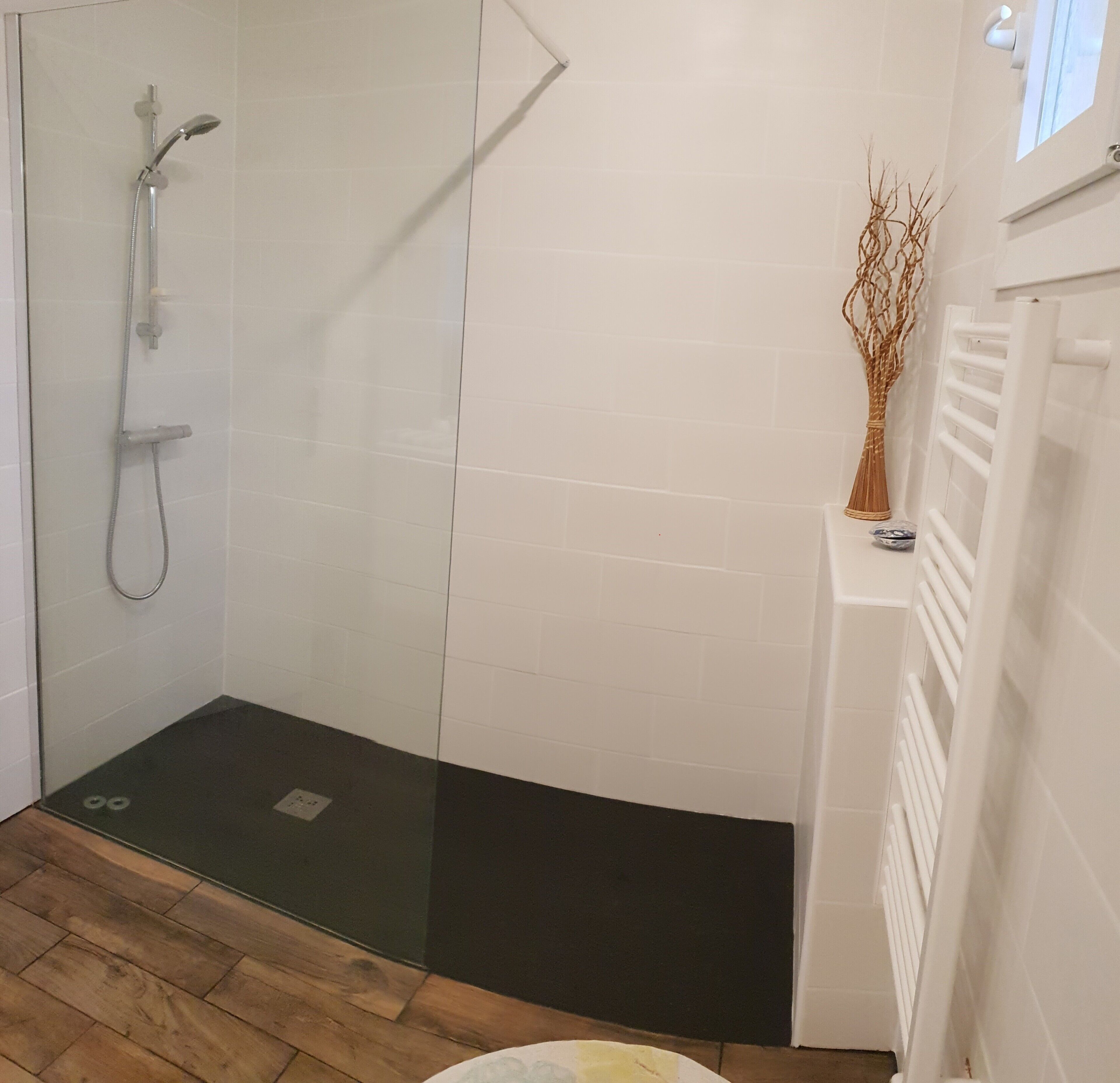 Douche, sèche-cheveux, serviettes fournies