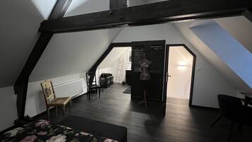 4 slaapkamers, een bureau, een strijkplank/strijkijzer, reisbedje