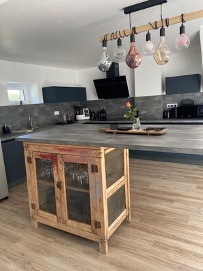 ثلاجة، ميكروويف، فرن، موقد طهي مسطح