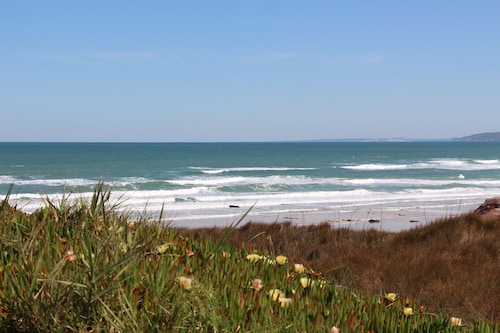 Vom Ferienhaus sind es 50 m zum Meer und zum Strand mit Möglichkeiten zum Surfen
