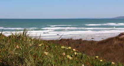Vom Ferienhaus sind es 50 m zum Meer und zum Strand mit Möglichkeiten zum Surfen
