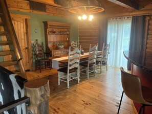 Dining - Cheerful 6bedrm Cabin, Teton Views- convenient to GTNP, Yellowstone, Swan Valley (Victor)