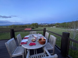 Outdoor dining - Cheerful 6bedrm Cabin, Teton Views- convenient to GTNP, Yellowstone, Swan Valley (Victor)