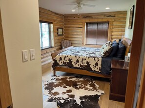 6 bedrooms, desk, iron/ironing board, travel cot - Cheerful 6bedrm Cabin, Teton Views- convenient to GTNP, Yellowstone, Swan Valley (Victor)