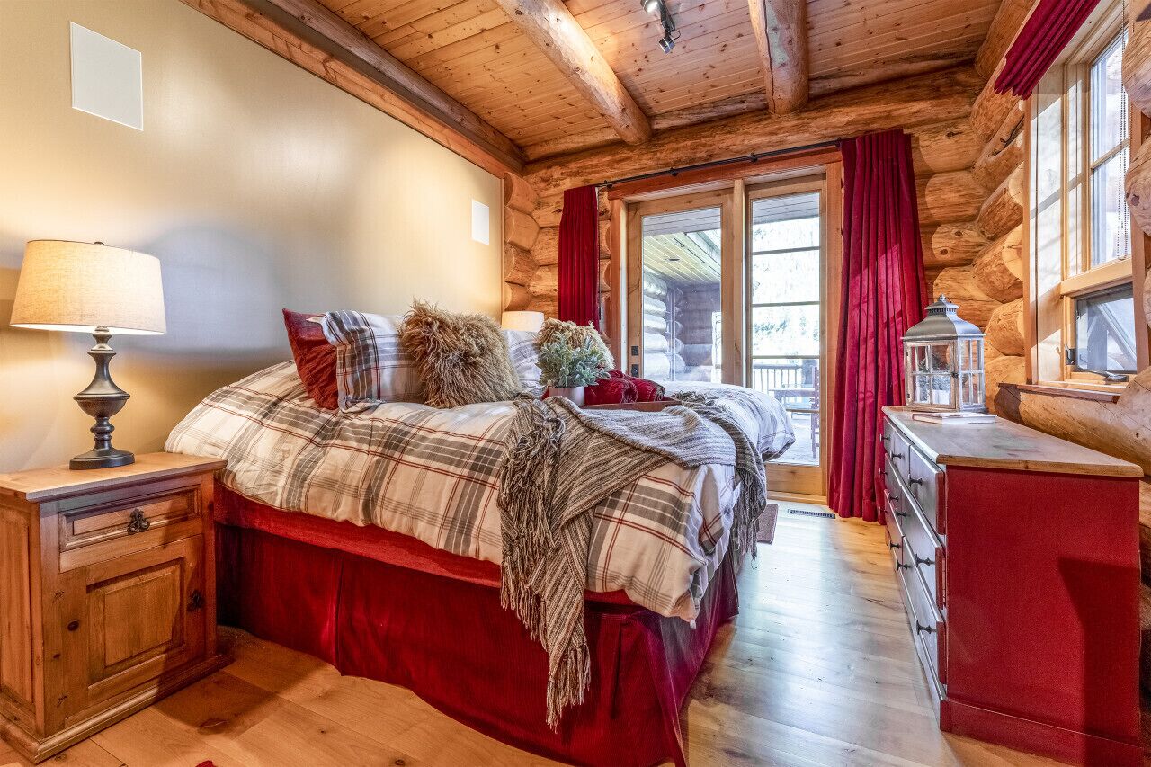 5 slaapkamers, een bureau, een strijkplank/strijkijzer, reisbedje