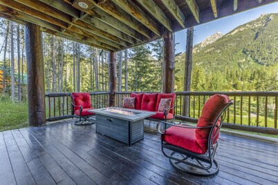Luxury Log Chalet | Pool + Private HotTub | Ski In/Out | Overlooking Greywolf GC