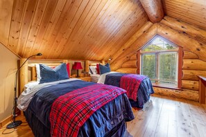 5 bedrooms, desk, iron/ironing board, travel crib - 3,500 SQ Luxury Log Chalet | Hot Tub | Ski In/Ski Out | Overlooking Greywolf GC (Panorama mountain ski area)