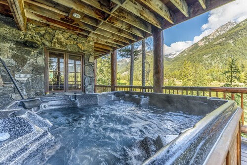 3,500 SQ Luxury Log Chalet | Hot Tub | Ski In/Ski Out | Overlooking Greywolf GC