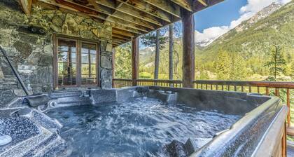 3,500 SQ Luxury Log Chalet | Hot Tub | Ski In/Ski Out | Overlooking Greywolf GC