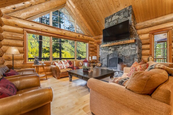 Smart TV, fireplace, stereo, offices - 3,500 SQ Luxury Log Chalet | Hot Tub | Ski In/Ski Out | Overlooking Greywolf GC (Panorama mountain ski area)