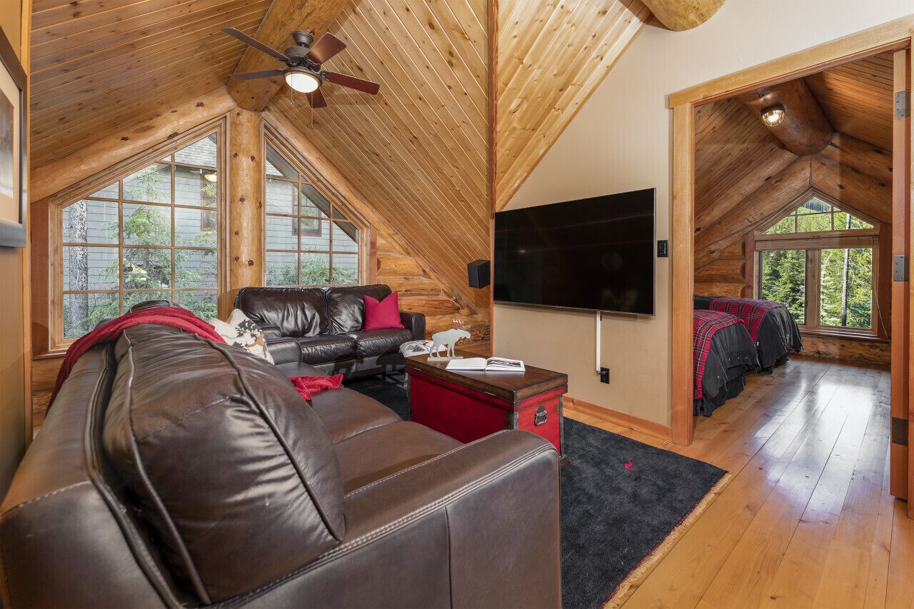 Smart TV, chimenea, estéreo y oficina 