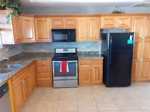 Køleskab, mikrobølgeovn, ovn, kogeplade