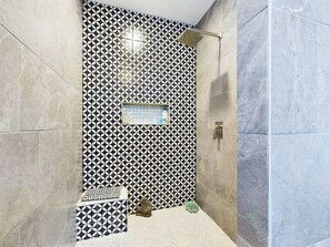Dusche, Haartrockner, Seife, Shampoo