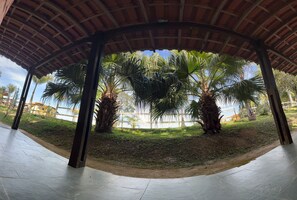 Chalé Familia - Canto do Bosque | Desk, bed sheets