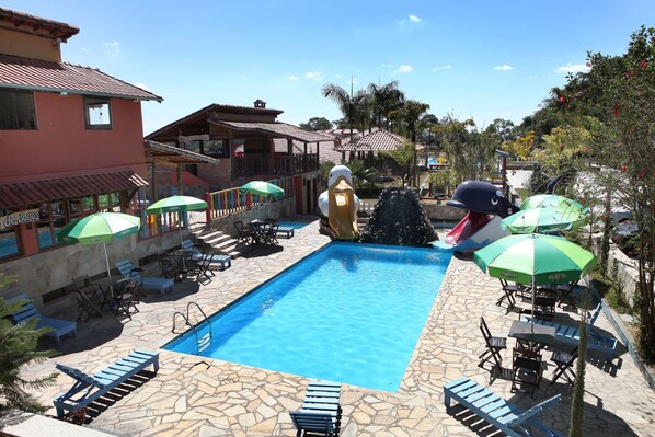 2 outdoor pools, open noon to 8:00 PM, pool umbrellas, sun loungers - Alpha Ville Chalés (Lima Duarte)