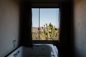 Escritorio y ropa de cama