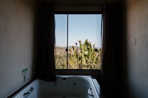 Chalé Sobrado - 2° Andar | Desk, bed sheets