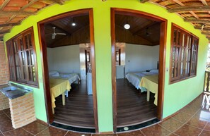 Chalé Familia - Faisão Dourado | Desk, bed sheets - Alpha Ville Chalés (Lima Duarte)