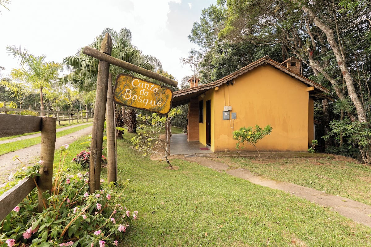 Um edifício amarelo com uma placa que diz 'Canto do Bique'.