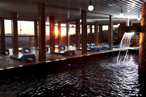 2 outdoor pools, open noon to 8:00 PM, pool umbrellas, pool loungers - Alpha Ville Chalés (Lima Duarte)