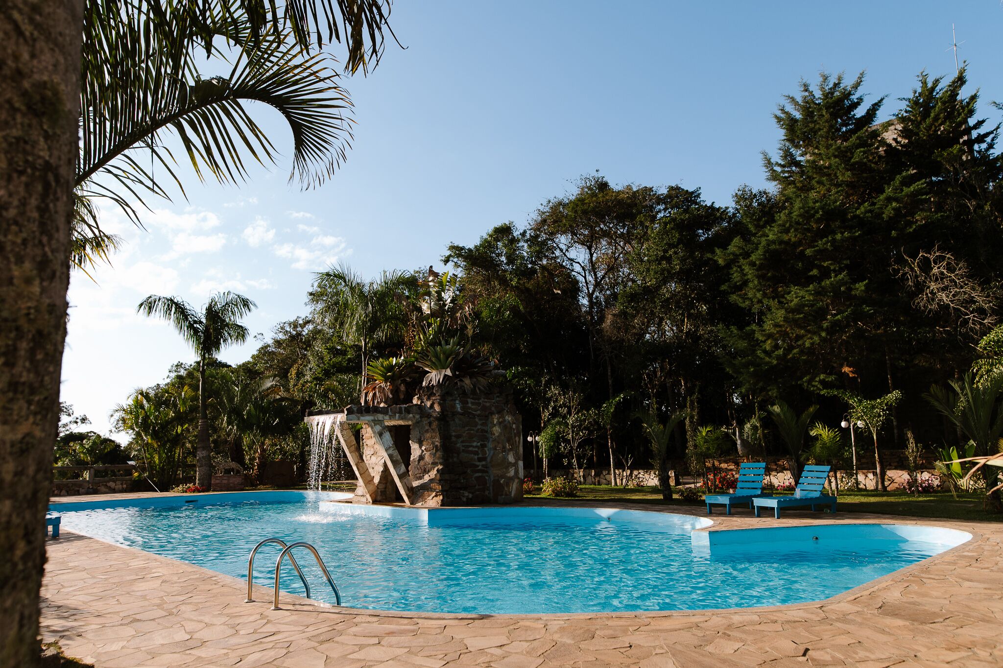 2 piscinas externas, funciona das meio-dia às 20h, guarda-sóis