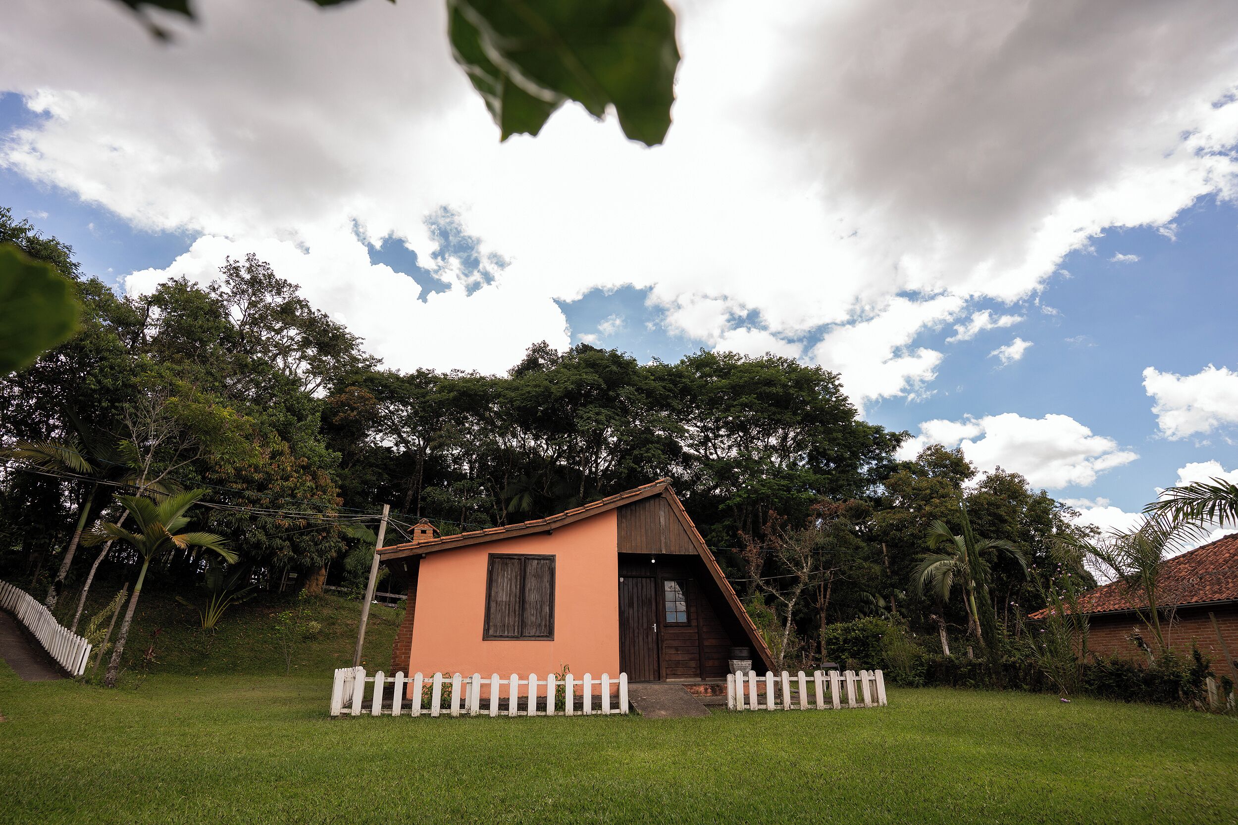 Chalé Acessibilidade - Sol Nascente | Desk, bed sheets