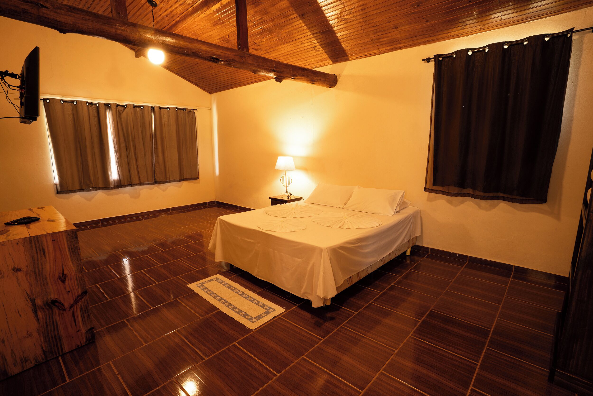 Chalé Vintage | Desk, bed sheets