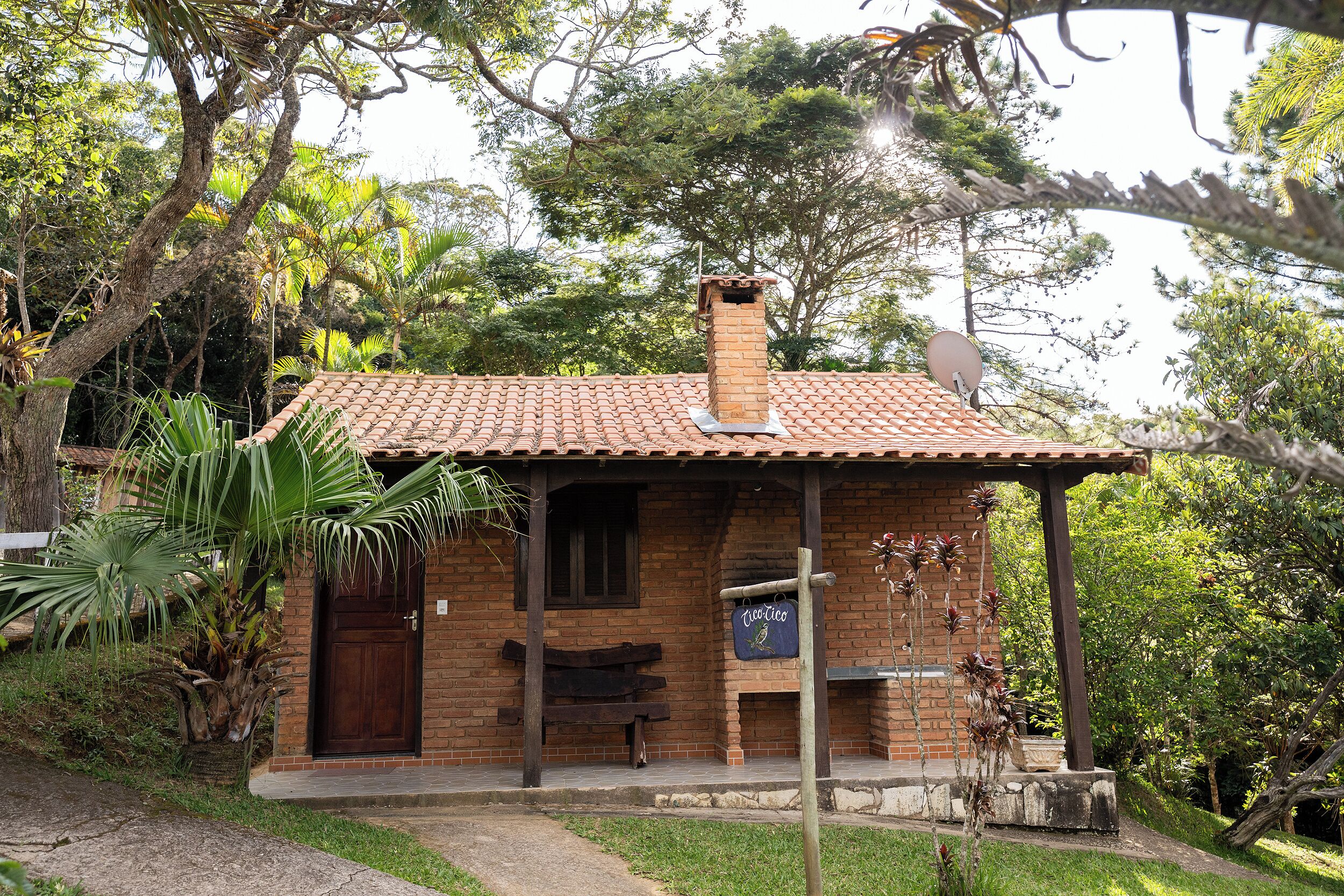 Standard Chalet | Desk, bed sheets