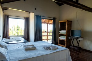 Chalé Sobrado - 2° Andar | Desk, bed sheets