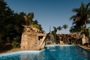 2 outdoor pools, open noon to 8:00 PM, pool umbrellas, sun loungers - Alpha Ville Chalés (Lima Duarte)