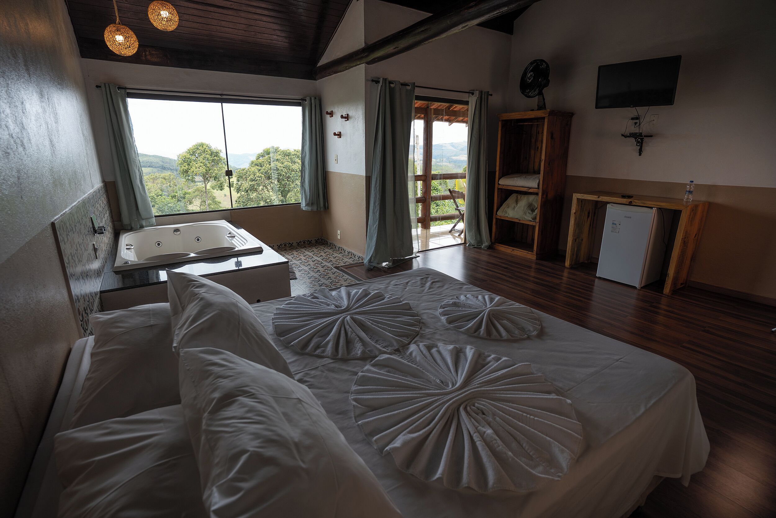 Chalé Sobrado - 2° Andar | Een bureau, beddengoed