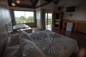 Chalé Sobrado - 2° Andar | Desk, bed sheets - Alpha Ville Chalés (Lima Duarte)