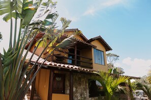 Chalé Sobrado - 2° Andar | Skrivbord och sängkläder