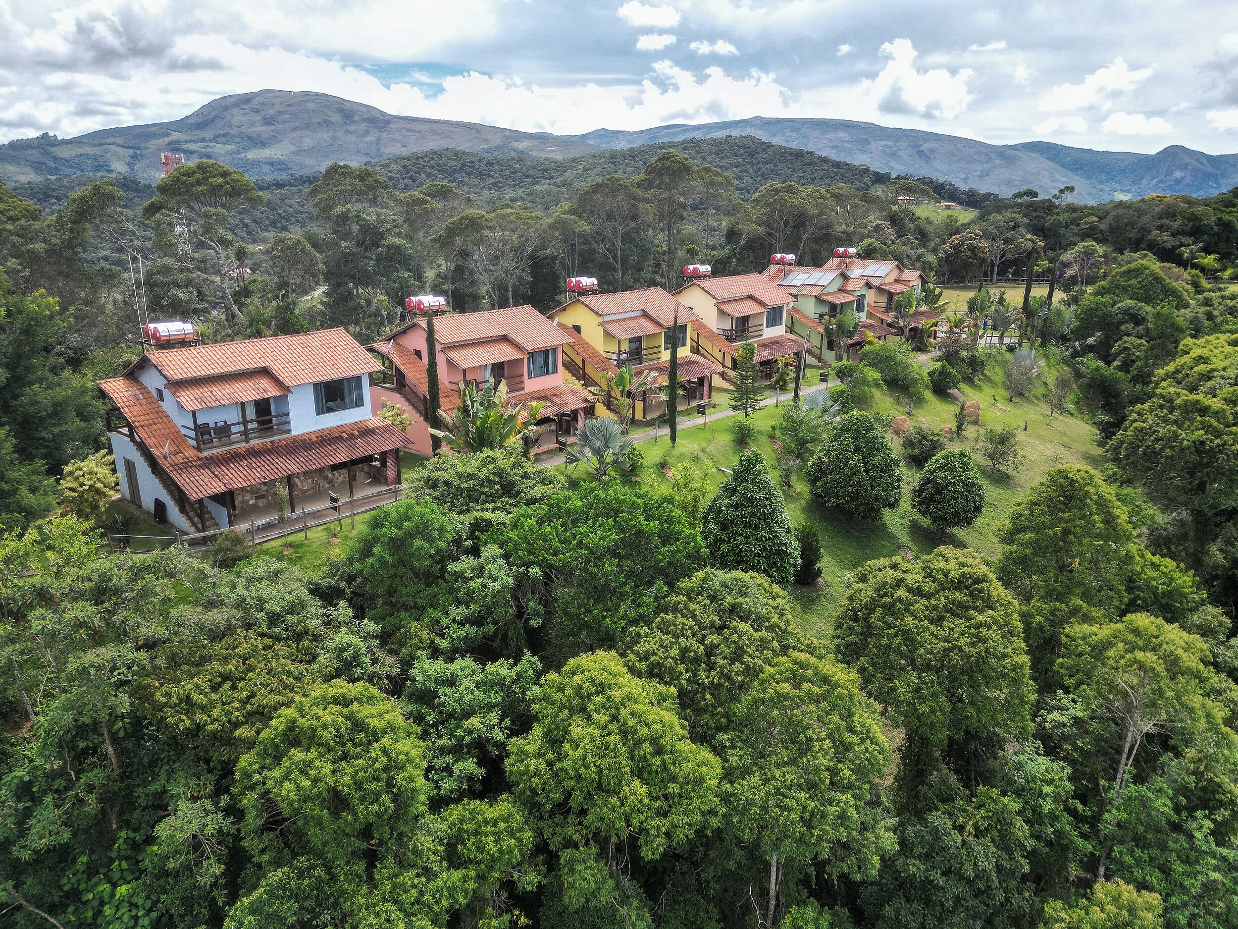 Een bureau, beddengoed