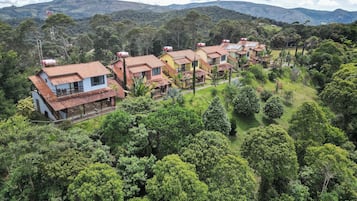 Een bureau, beddengoed