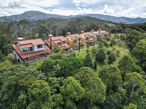 Desk, bed sheets - Alpha Ville Chalés (Lima Duarte)