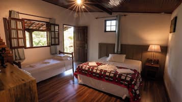 Standard Chalet | Desk, bed sheets