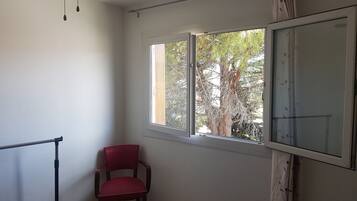 2 chambres, fer et planche Ă repasser