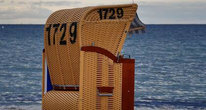 Rocksteins Nr. 2 - cozy vacation apartment, close to the beach, the Baltic Sea on the horizon