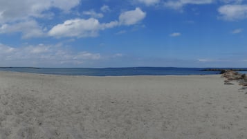 Una spiaggia nelle vicinanze