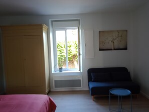 1 chambre, bureau, draps fournis