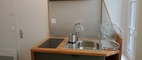 Een koelkast, een oven, een kookplaat, een koffiezetapparaat/waterkoker