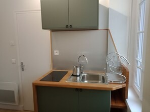 Fridge, oven, stovetop, coffee/tea maker - Small, quiet and comfortable apartment near the sea (Saint-Malo)