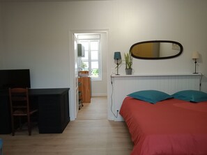 1 bedroom, desk, bed sheets - Small, quiet and comfortable apartment near the sea (Saint-Malo)