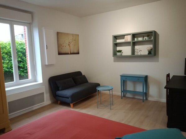 1 bedroom, desk, bed sheets