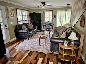 Smart TV, video games, DVD player - Billie’s Bunkhouse~short and long term stays (Mountain View)