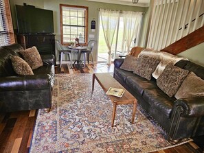 Smart TV, video games, DVD player - Billie’s Bunkhouse~short and long term stays (Mountain View)