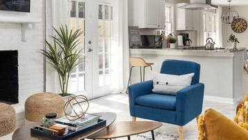 Smart-tv, een tafeltennistafel en een stereo