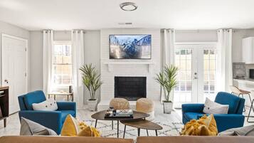 Smart-tv, een tafeltennistafel en een stereo