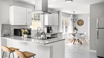 Een koelkast, een microgolfoven, een oven, een kookplaat